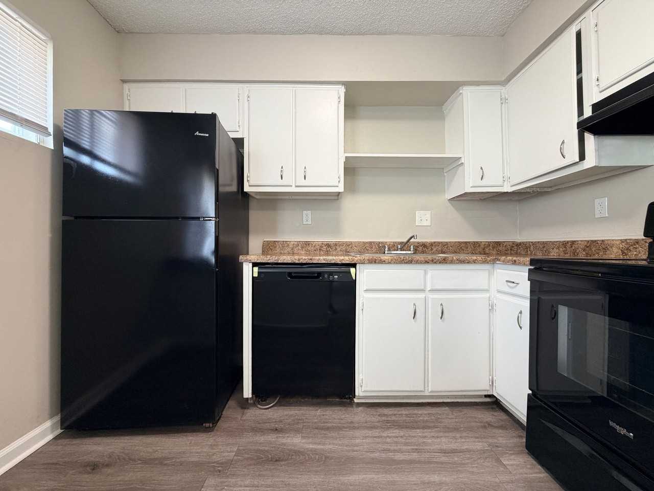 3450 Spottswood Ave - Photo 5 of 11