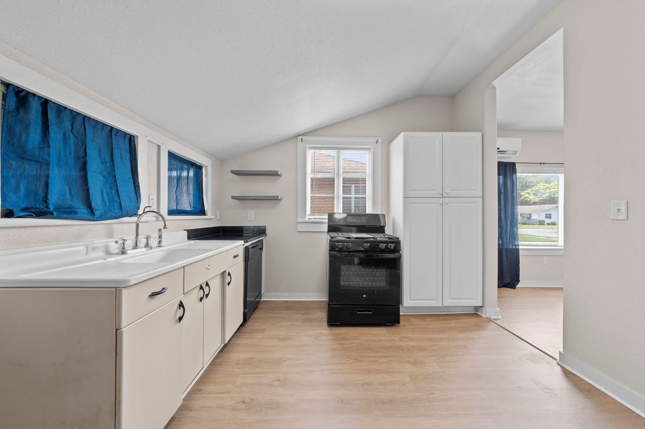708 Michigan Ave - Photo 5 of 15