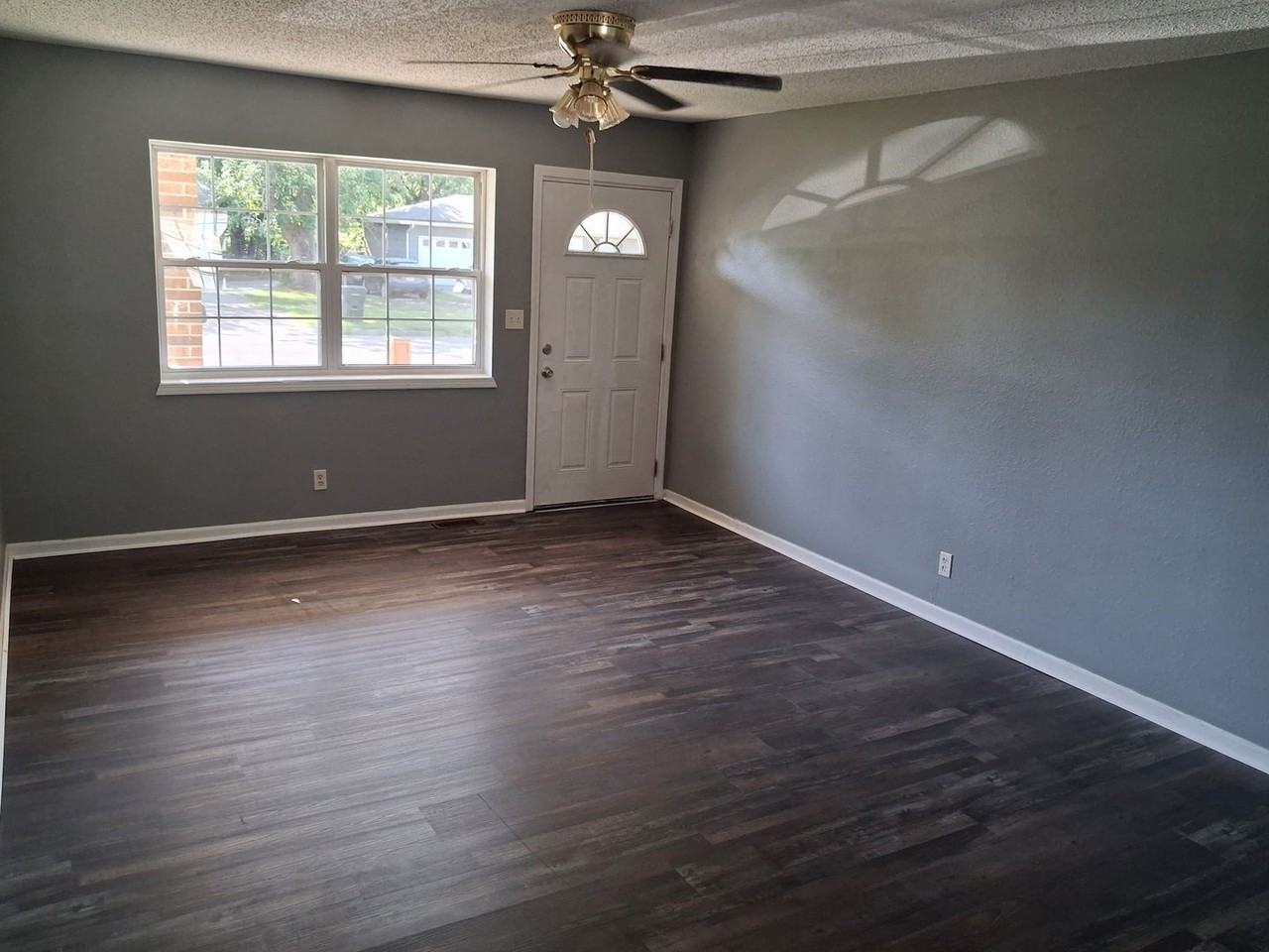 1006 N Elm St - Photo 3 of 6