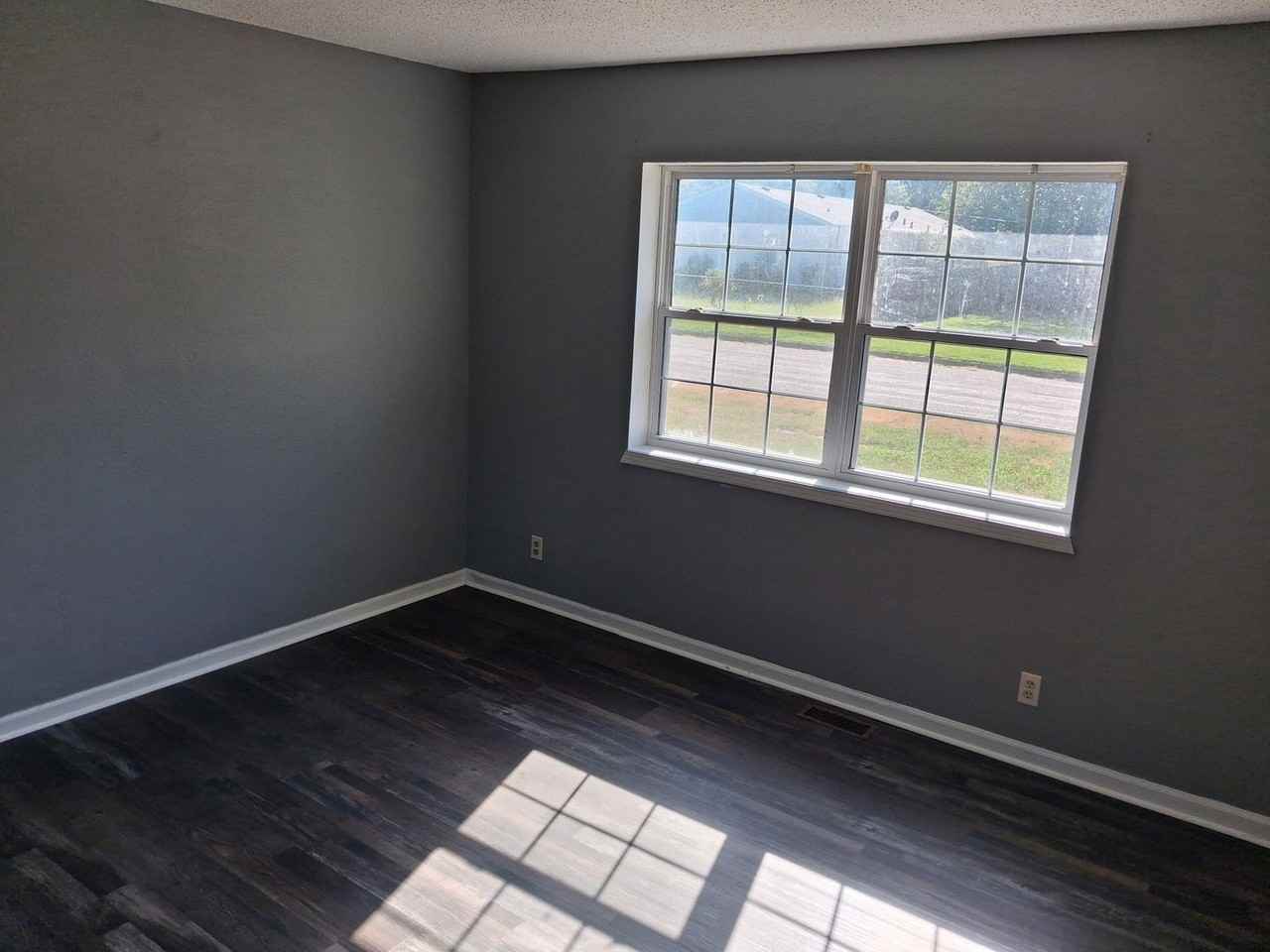 1006 N Elm St - Photo 4 of 6