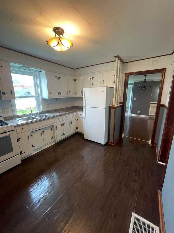 668 1/2 Addison St - Photo 4 of 11