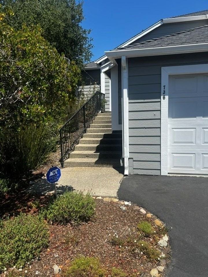 736 Hillside Dr - Photo 4 of 44