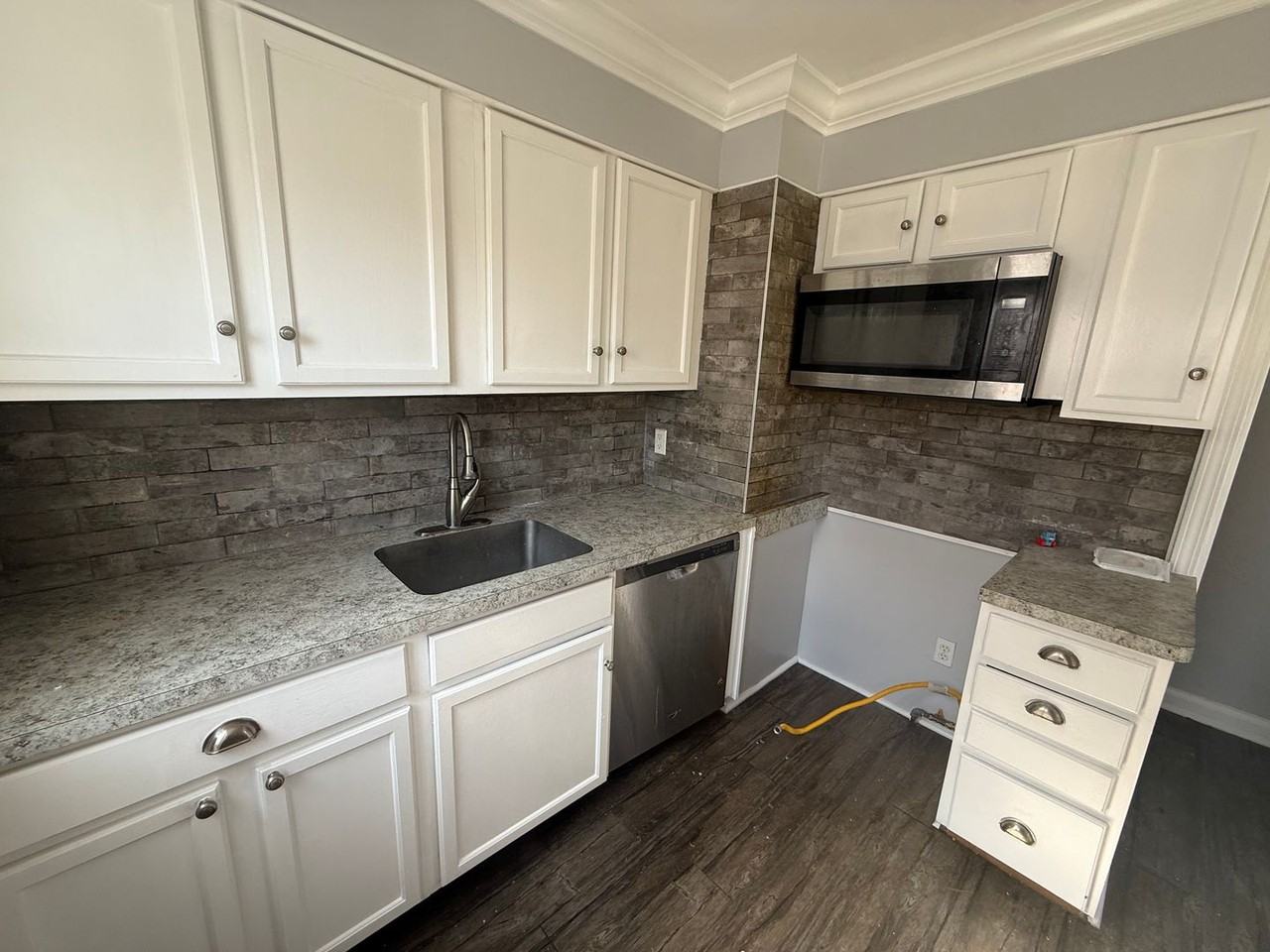 21230 Tracy Ave - Photo 3 of 10