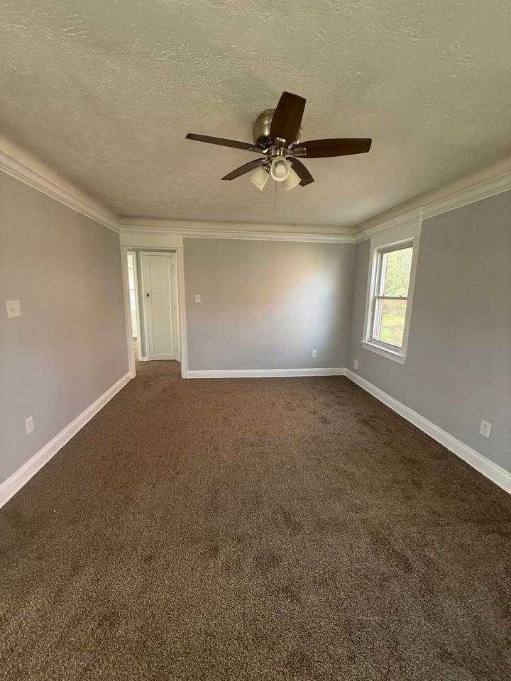 21230 Tracy Ave - Photo 4 of 10