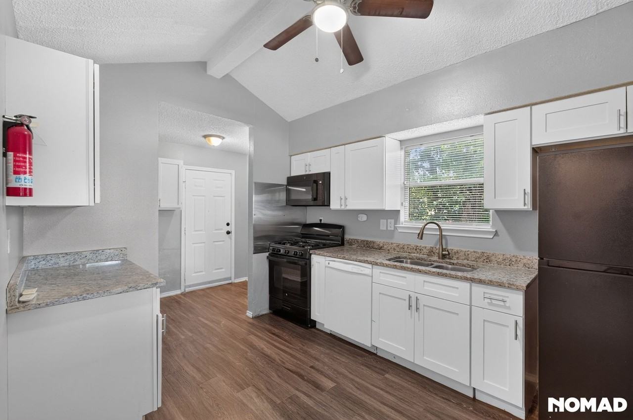2206 Colima St - Photo 3 of 16