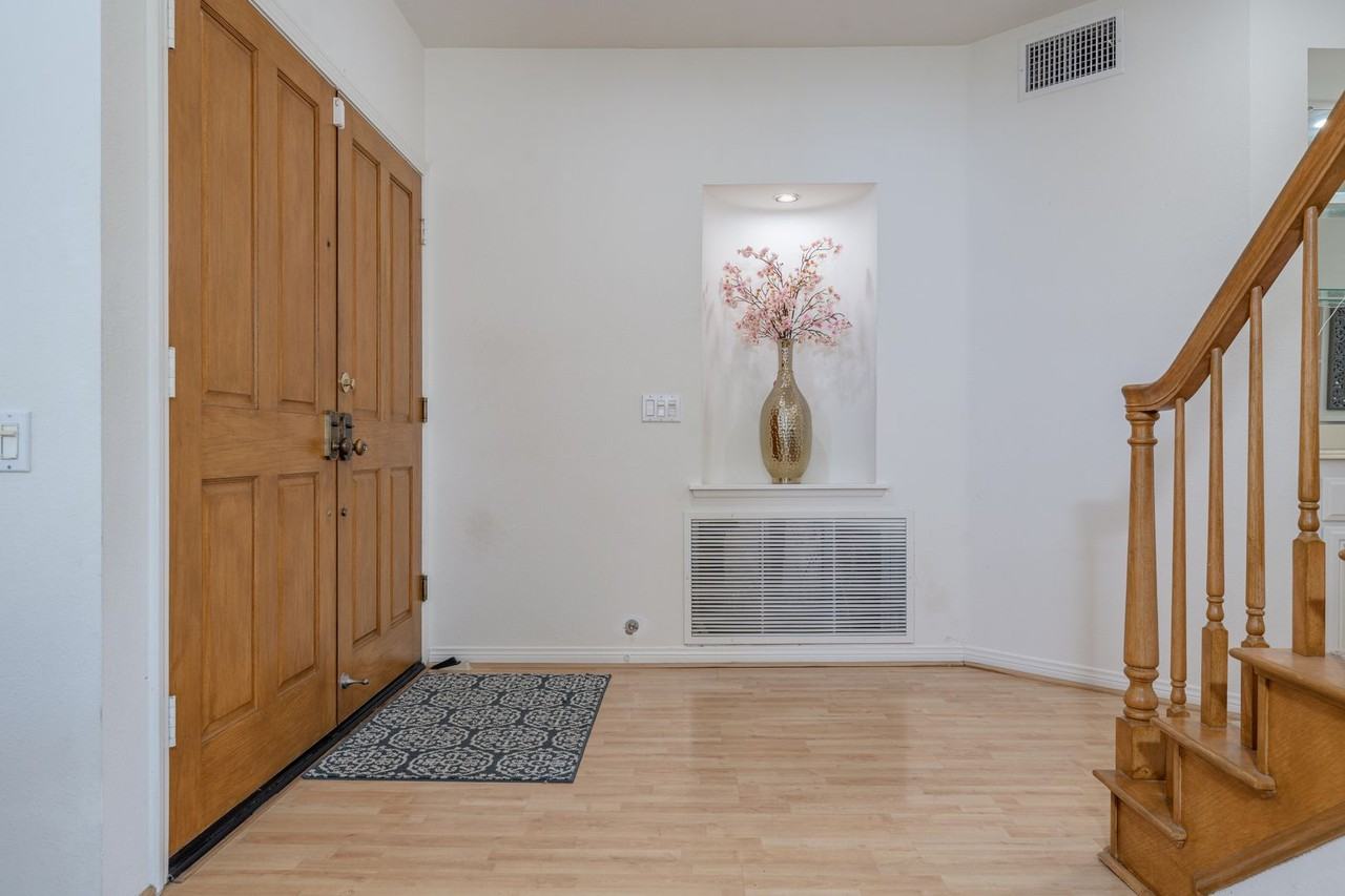 1011 S Mountcrest Ct - Photo 2 of 48