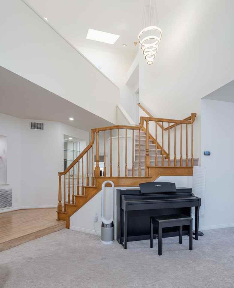 1011 S Mountcrest Ct - Photo 3 of 48