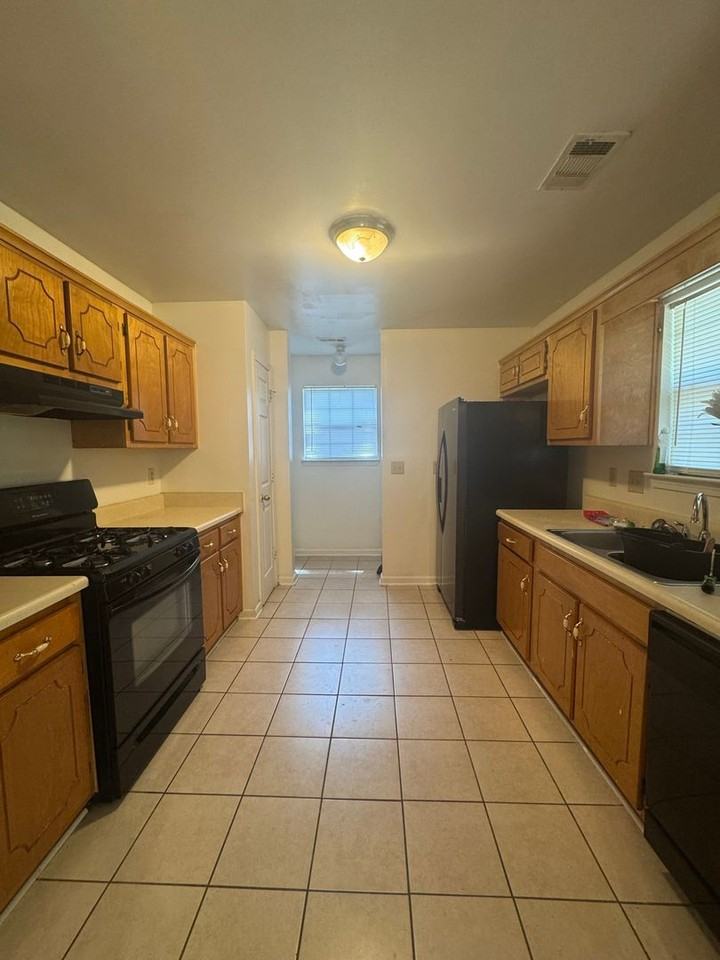 95 Hampton Oaks Dr - Photo 2 of 14