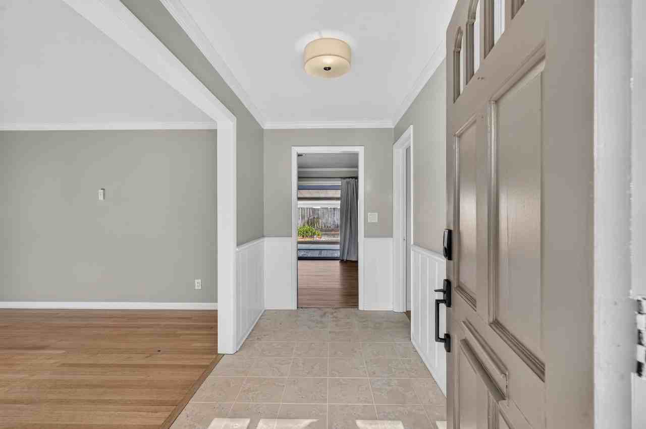677 Selkirk Dr - Photo 5 of 39