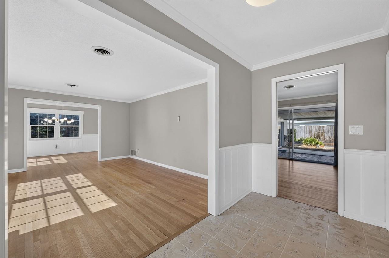 677 Selkirk Dr - Photo 7 of 39