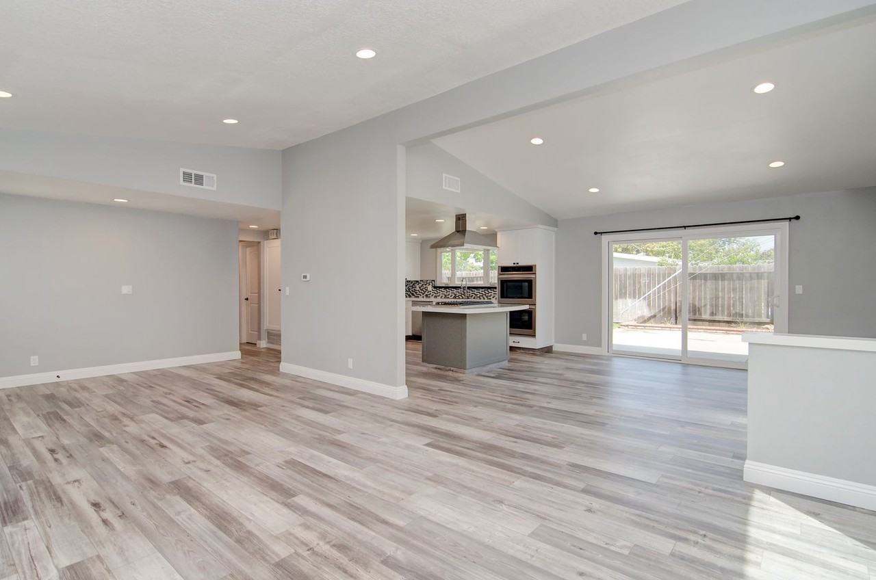 980 Presidio Dr - Photo 3 of 13