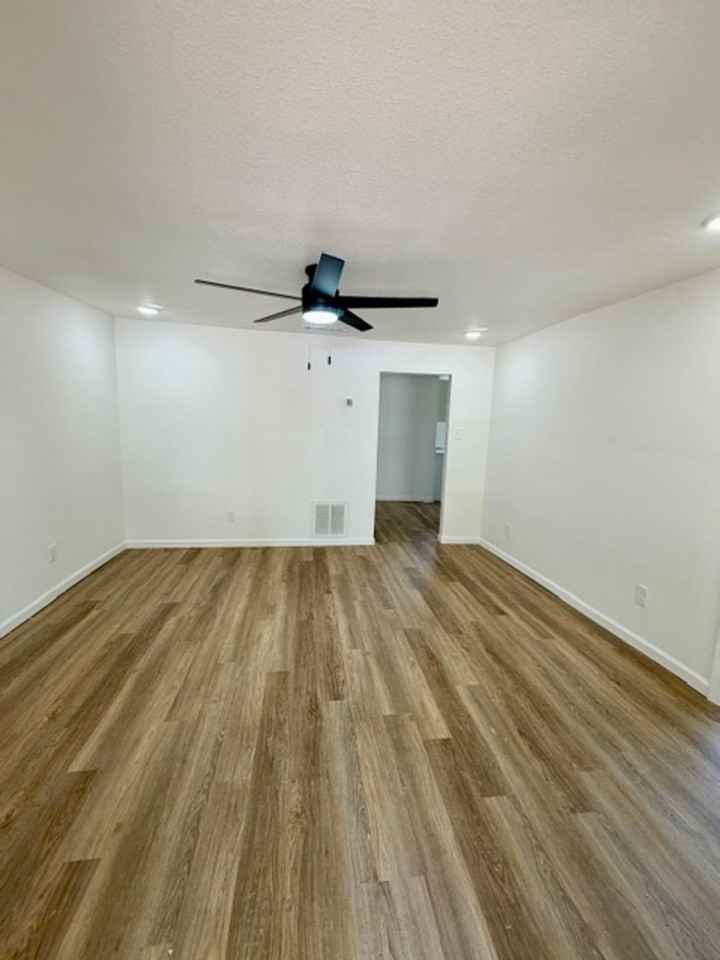 924 Hubert St - Photo 2 of 10