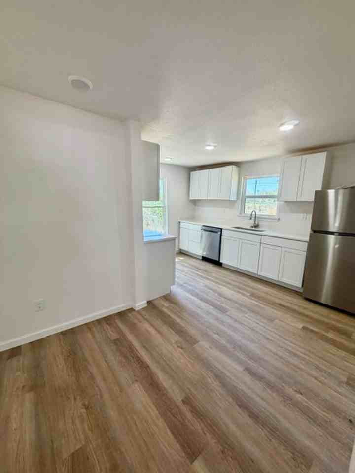 924 Hubert St - Photo 3 of 10