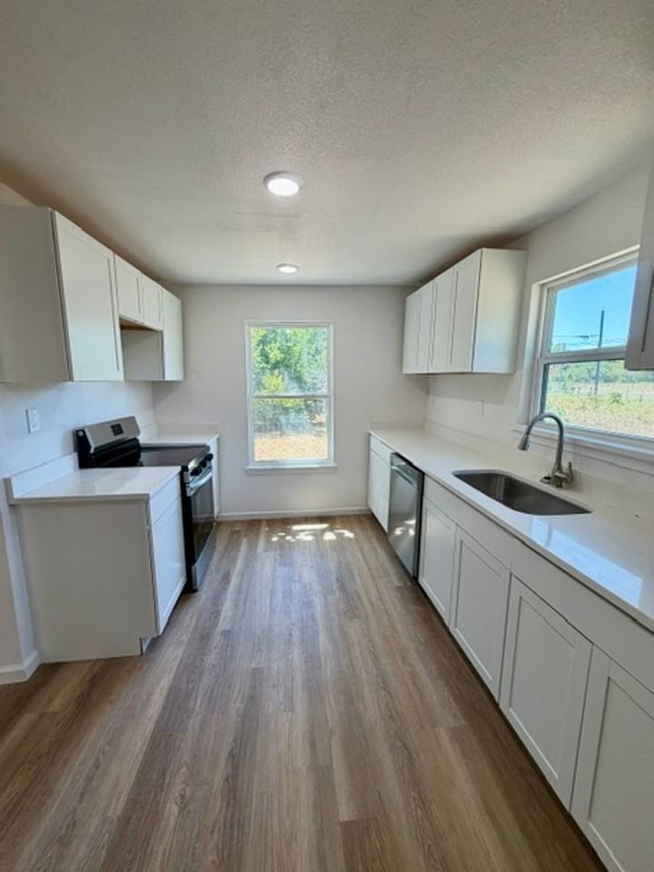 924 Hubert St - Photo 4 of 10