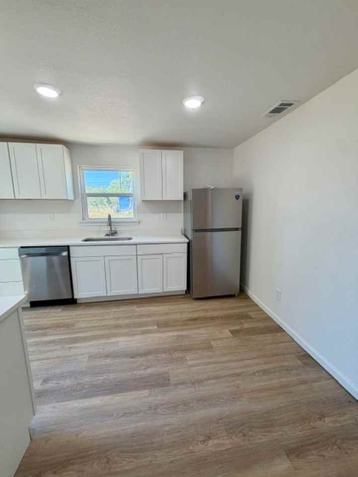 924 Hubert St - Photo 5 of 10