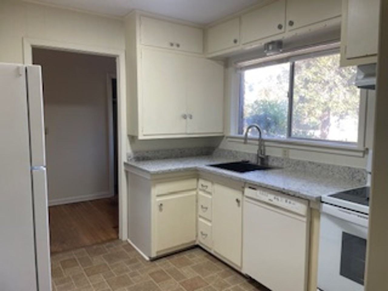 1025 W Sloan St - Photo 2 of 11