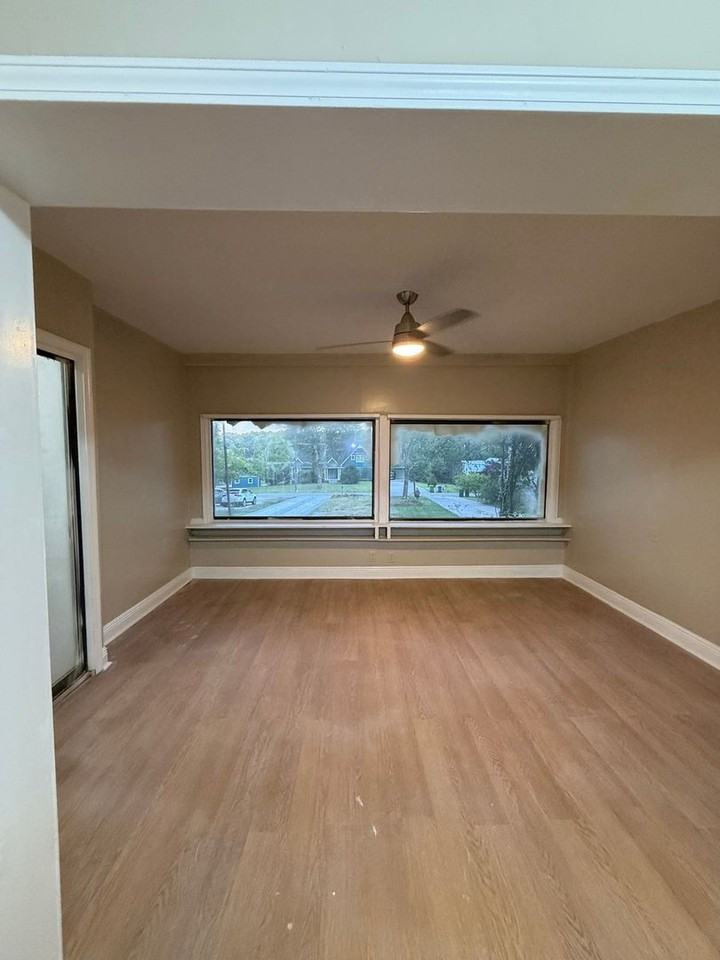 967 Lake Dr - Photo 2 of 12