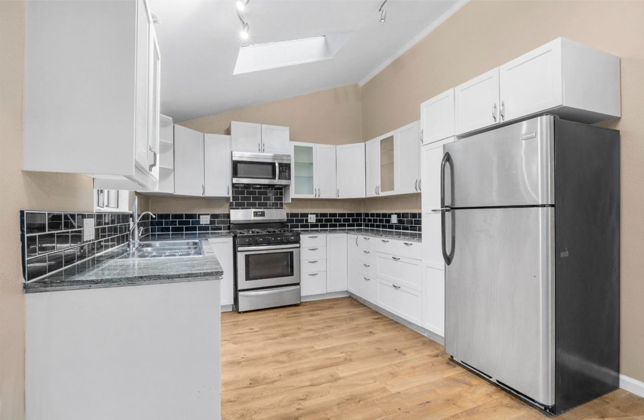 10229 Redwood Dr - Photo 2 of 11