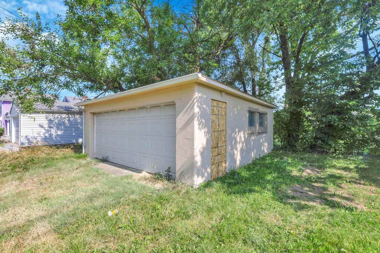307 S Wheatland Ave - Photo 4 of 29