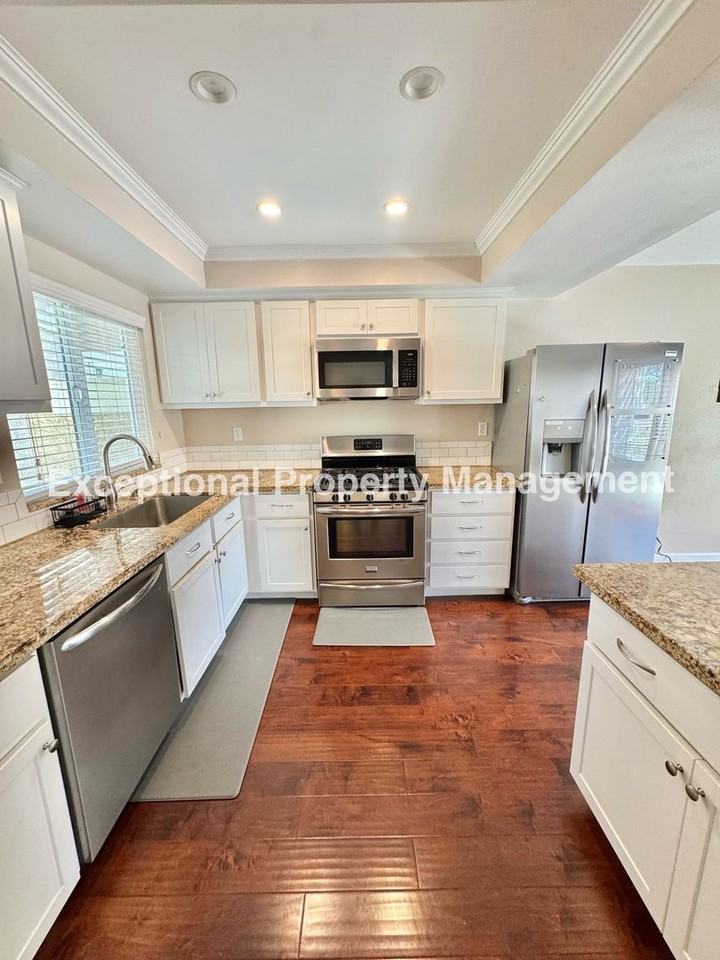 8419 Cedarwood Ln - Photo 5 of 17