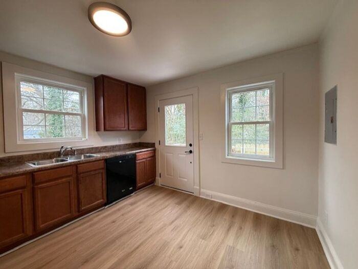 103 Broughton St - Photo 7 of 15