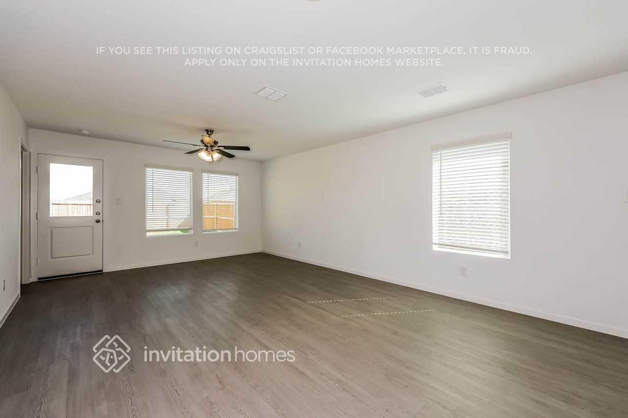 1410 Merlin Bluff St - Photo 4 of 17