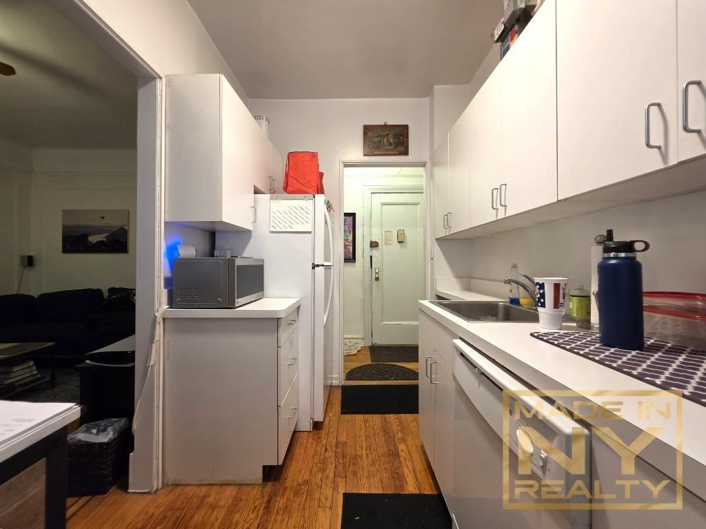 421 W 24th St #3D - Photo 2 of 8