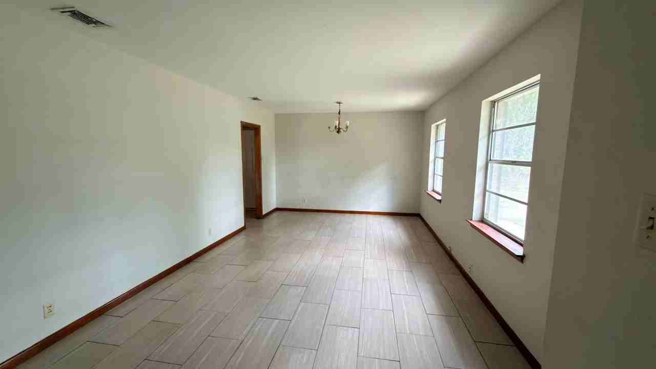 1254 Lake Cir W - Photo 2 of 11