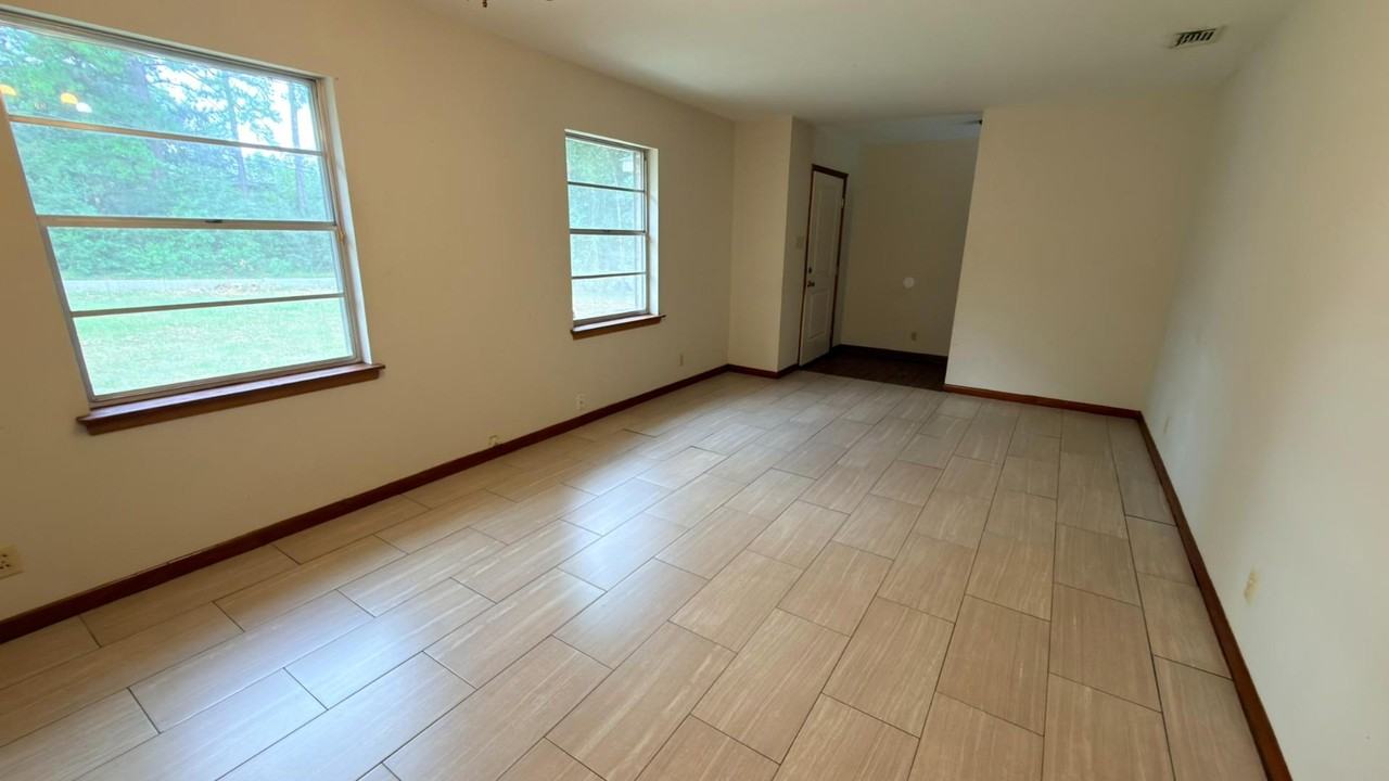 1254 Lake Cir W - Photo 3 of 11