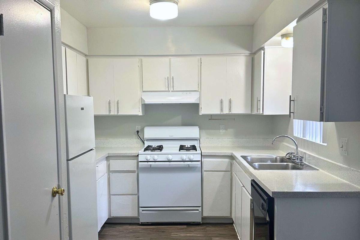 1737 W Missouri Ave - Photo 3 of 19