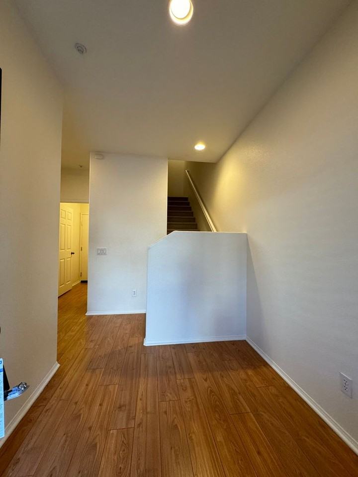 616 E Walnut St - Photo 4 of 39