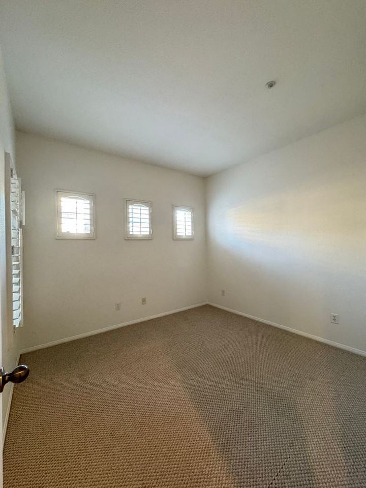 616 E Walnut St - Photo 5 of 39