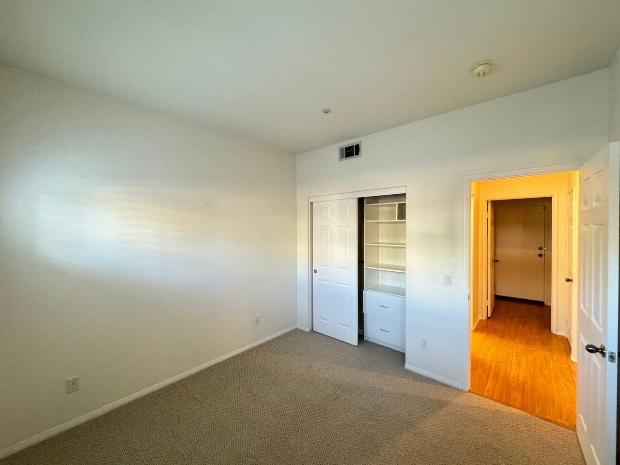 616 E Walnut St - Photo 7 of 39