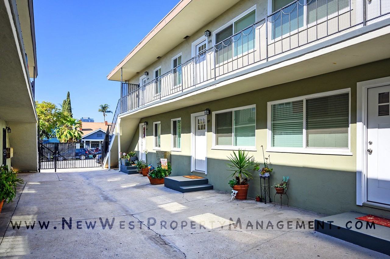 557 22nd St - Photo 4 of 15