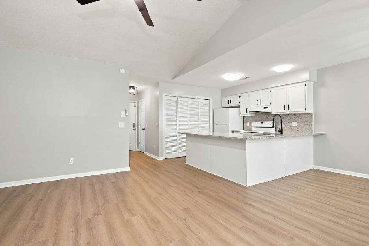 129 W Victoria Ct #E - Photo 2 of 16