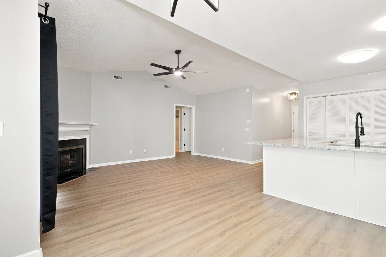 129 W Victoria Ct #E - Photo 6 of 16