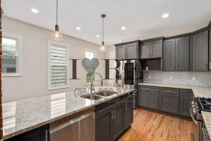 148 N Monroe Ave - Photo 7 of 34