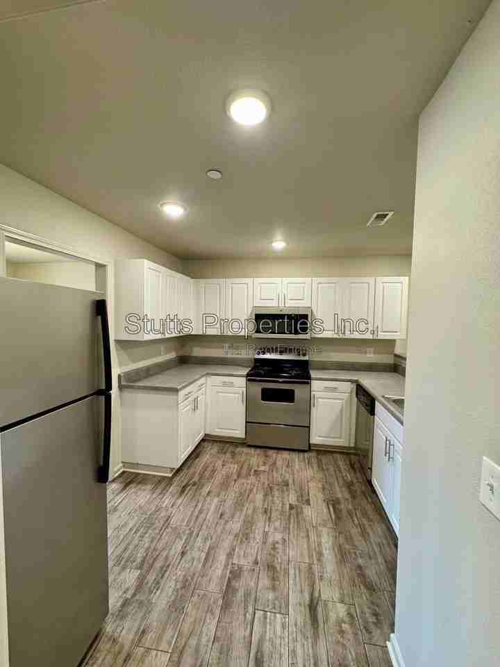 201 Spindle Ct #202 - Photo 4 of 13