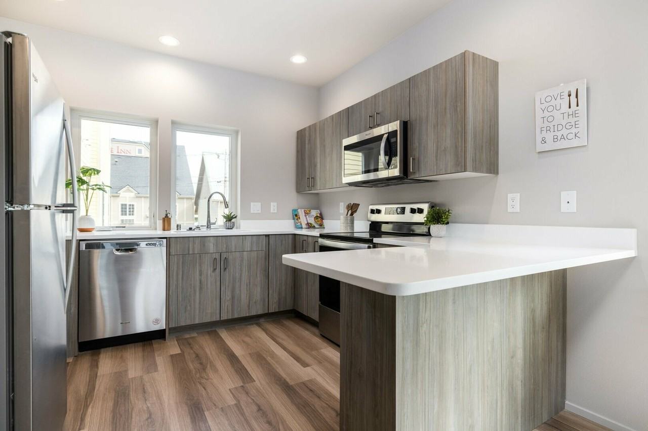 906 21st St #906 - Photo 4 of 42