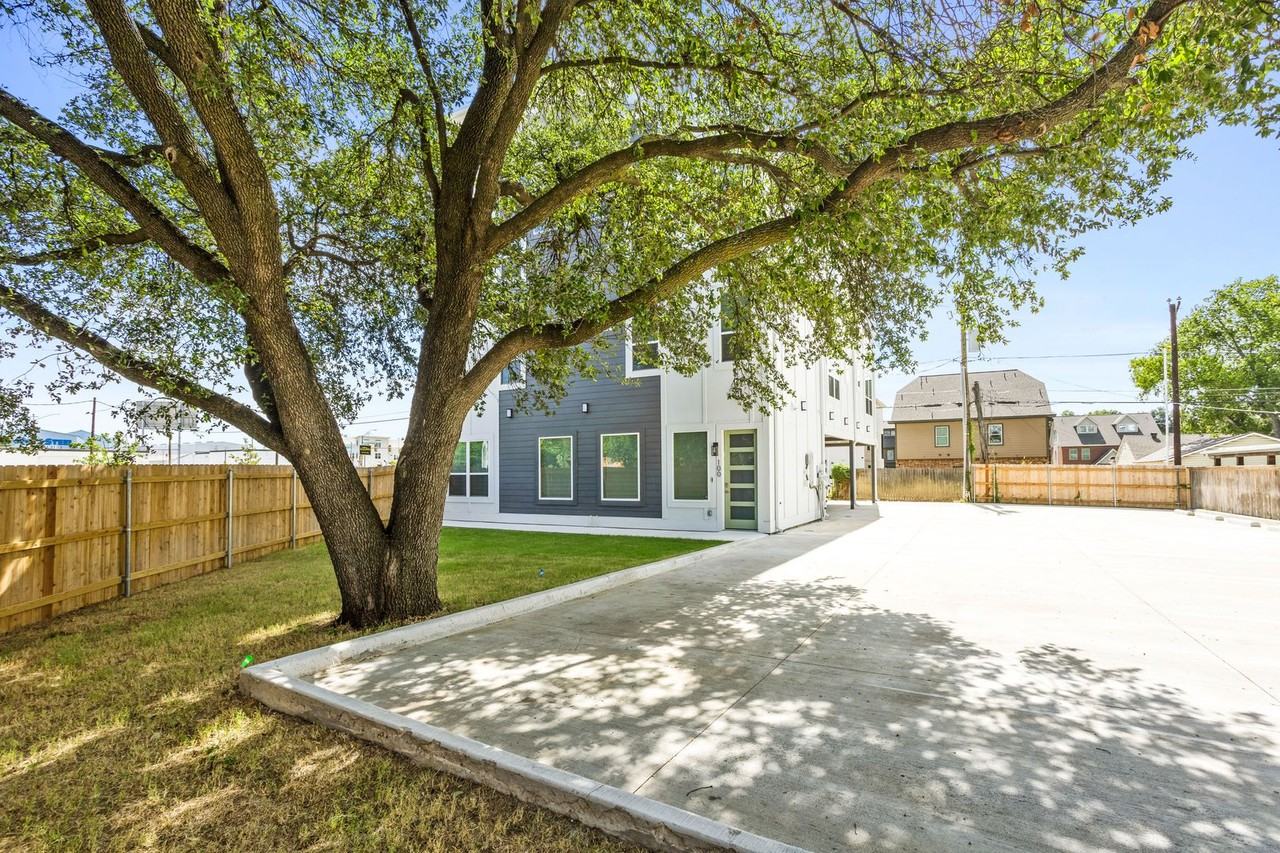 2400 Benbrook Dr - Photo 3 of 32