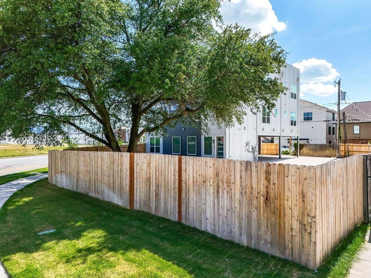 2400 Benbrook Dr - Photo 4 of 32