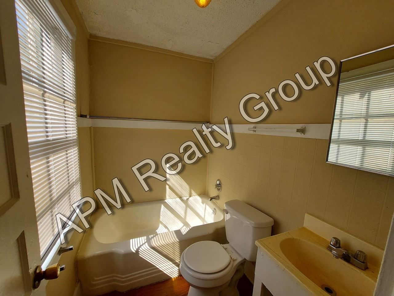 1221 King St - Photo 5 of 14