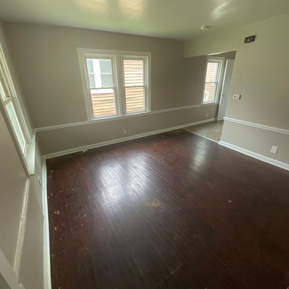 1525 W 29th St - Photo 3 of 13