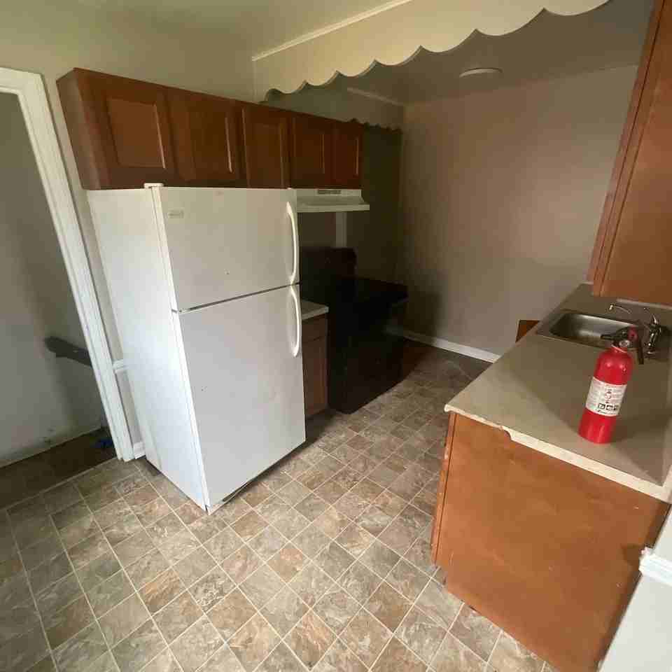 1525 W 29th St - Photo 5 of 13