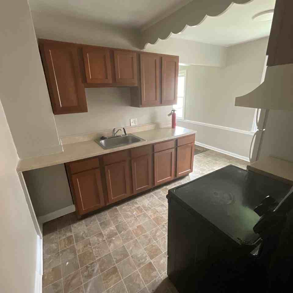1525 W 29th St - Photo 6 of 13
