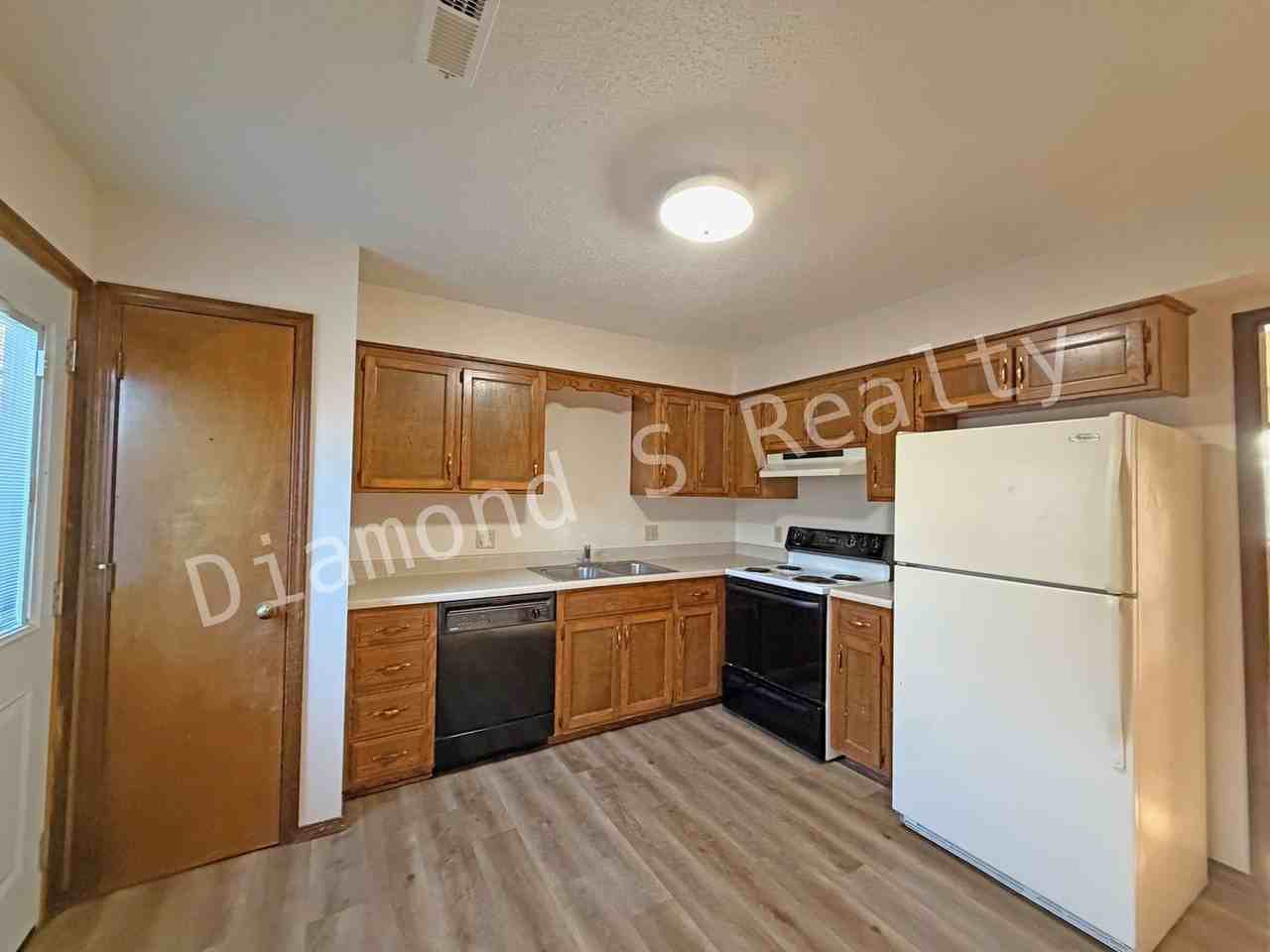 1201 N Main St - Photo 6 of 12