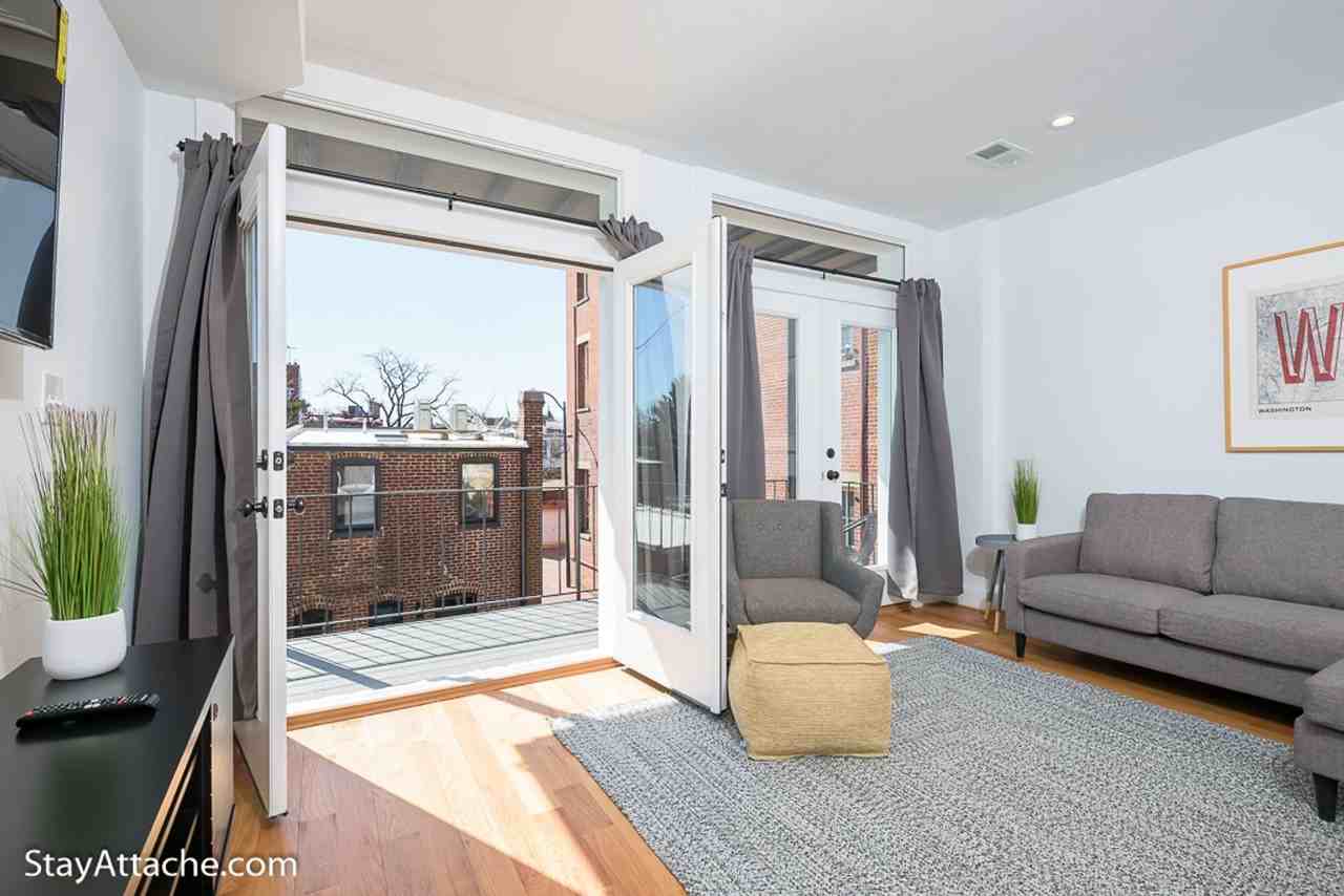 631 Constitution Ave Ne - Photo 5 of 22
