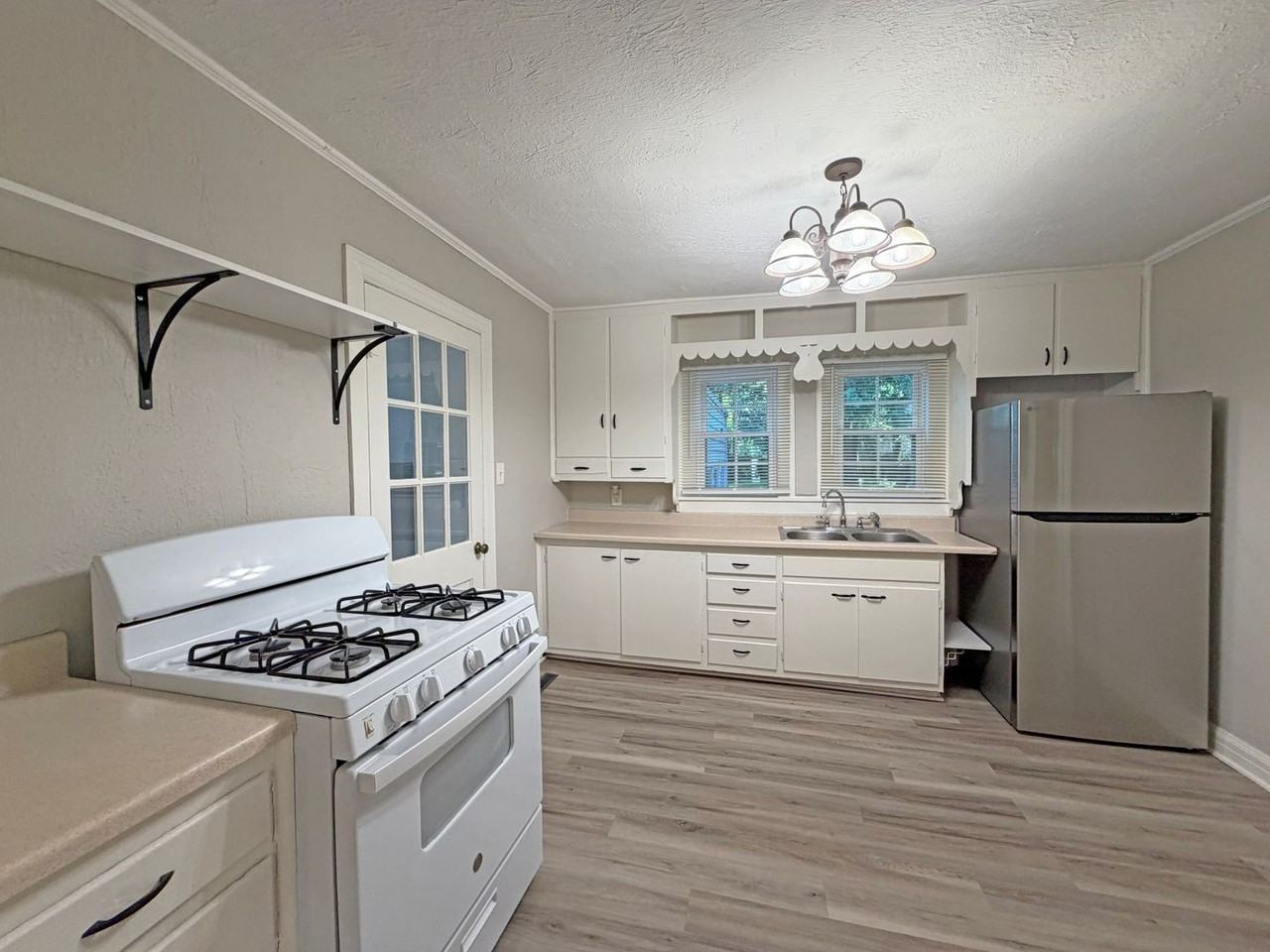 920 N Pickwick Ave - Photo 4 of 14