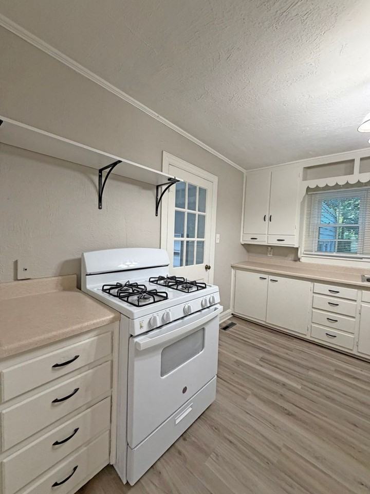 920 N Pickwick Ave - Photo 5 of 14