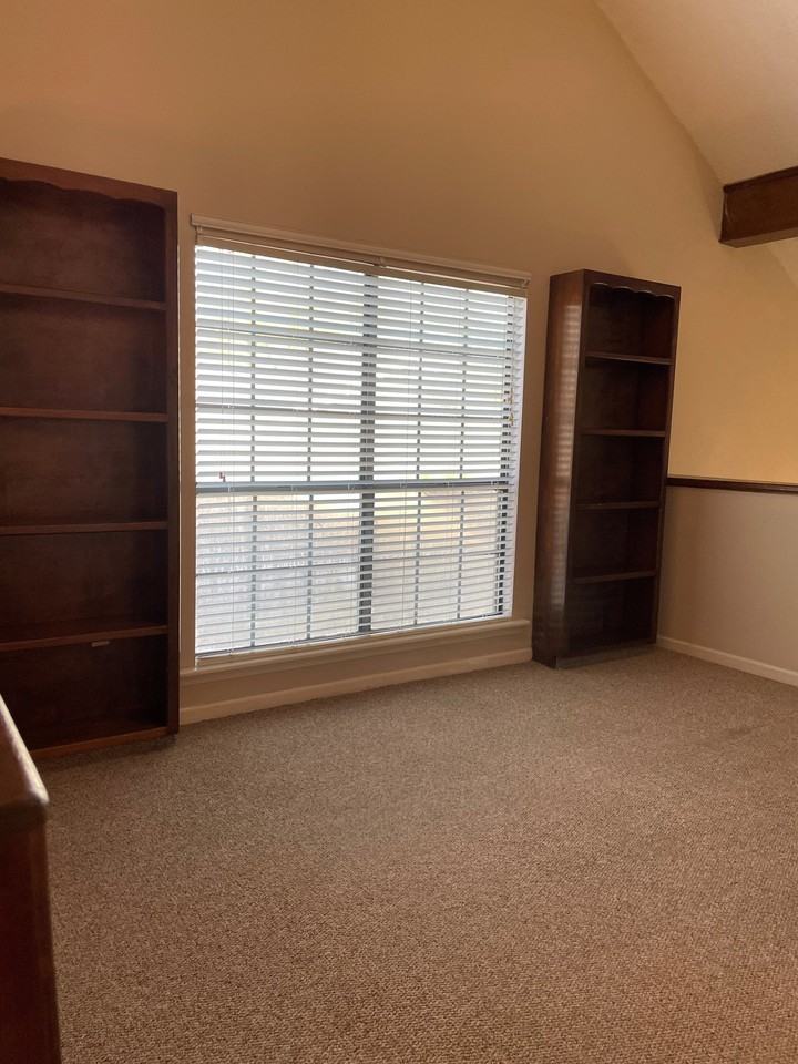 1545 Sharlo Ave - Photo 6 of 9